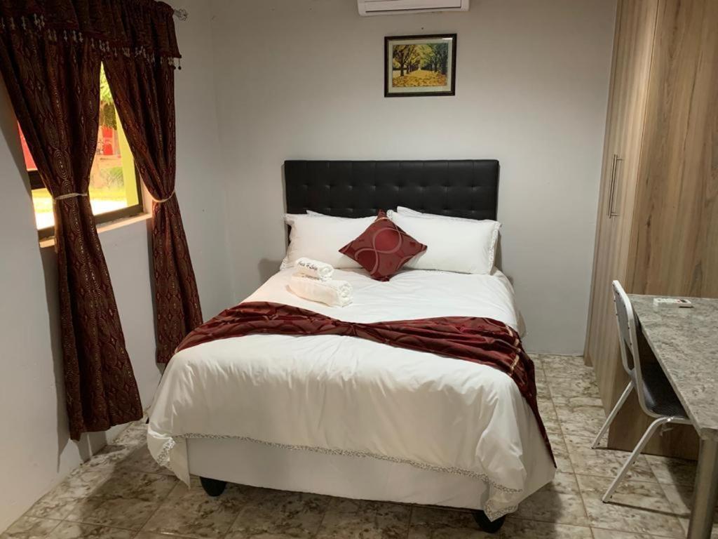 Juda Haus Lodge Katima Mulilo Bagian luar foto